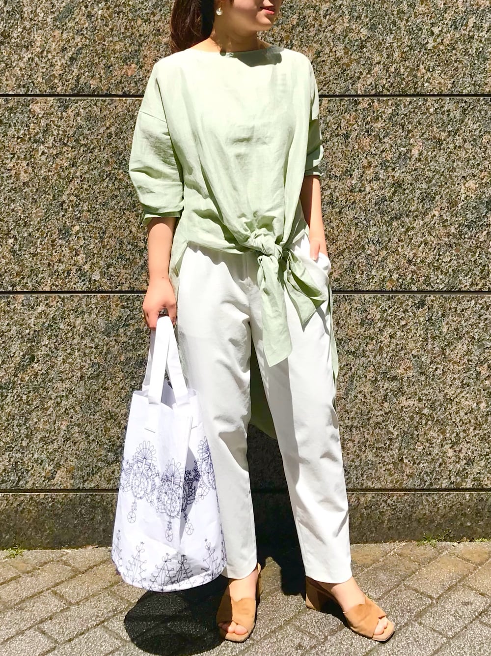 「グリーン、大人コーデ、白パンツ、トラックパンツ、パンツスタイル、低身長コーデ、前結び、オトナカジュアル、ビアズリー、BEARDSLEY」｜「BEARDSLEYの前結びチュニックブラウス（シャツ/ブラウス、グリーン系）」を使った、yamさん（レディース・152cm）の春コーディネートの1枚目の写真