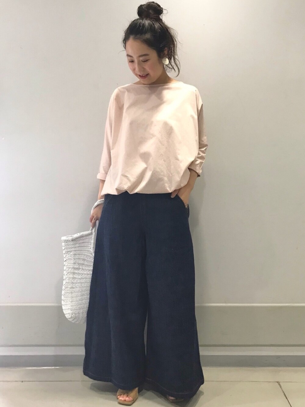 「デニム、ピンク、デッドストック、かごバッグ、バギーパンツ、ミュール、低身長、ビアズリー、BEARDSLEY、シャツTシャツ」｜「BEARDSLEYの《予約》デッドストックデニムパンツ（その他パンツ、ブルー系）」を使った、yamさん（レディース・152cm）の春コーディネートの1枚目の写真