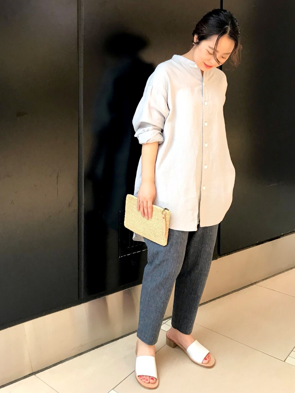 「リネン、トラックパンツ、スタンドカラー、インディゴ、シャツスタイル、ミュール、低身長、スタンドカラーシャツ、ビアズリー、BEARDSLEY」｜「BEARDSLEYのリネンシャツ（シャツ/ブラウス、グレー系）」を使った、yamさん（レディース・152cm）の春コーディネートの1枚目の写真
