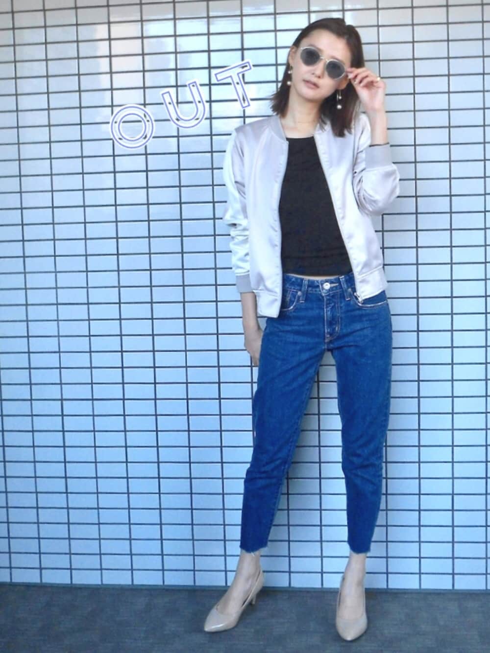 「デニム、パンツスタイル、パンプス、ブルゾン、背中あき、大人カジュアル、オトナカジュアル、オトナ女子、サングラス、春コーデ」｜「MURUAのフラットレンズアイウェア－（メガネ、シルバー系）」を使った、美優さん（レディース・165cm）の春コーディネートの1枚目の写真