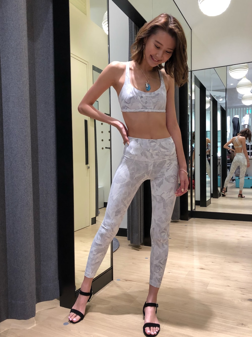 「トレーニング、トレーニングウェア、トレーニングパンツ、ウェア、ヨガ、パンツスタイル、セットアップ」｜「lululemonのアイテム（スポーツグッズ、ホワイト系）」を使った、美優さん（レディース・168cm）の春コーディネートの1枚目の写真