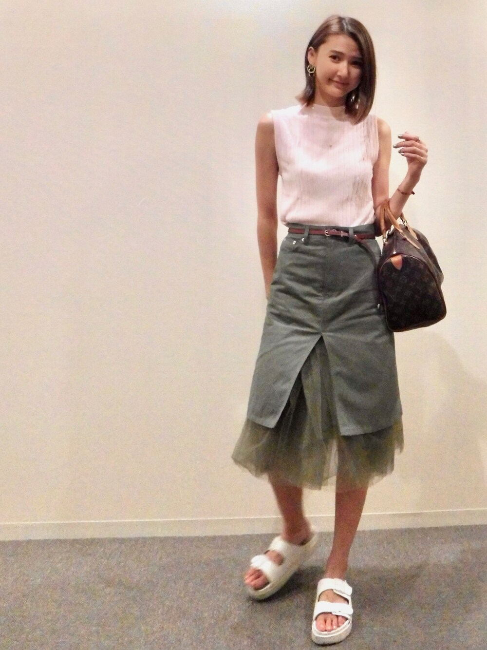 「秋服準備はじめました、秋コーデ、大人カジュアル、カジュアルガーリー、カーキ、タイトスカート、ノースリーブ、オトナ女子、チュールスカート、スカート」｜「LAGUNAMOONのアイテム（ピアス（両耳用）、シルバー系）」を使った、美優さん（レディース・168cm）の秋コーディネートの1枚目の写真