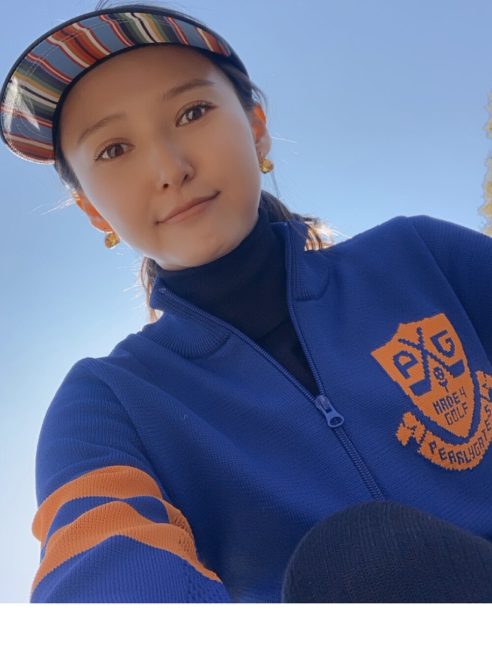 「ゴルフ、ゴルフウェア、ゴルフコーデ、ゴルフ女子、GOLF、ニット、サンバイザー」｜「callejeraのアイテム（サンバイザー、ブラック系）」を使った、美優さん（レディース・168cm）の冬コーディネートの1枚目の写真
