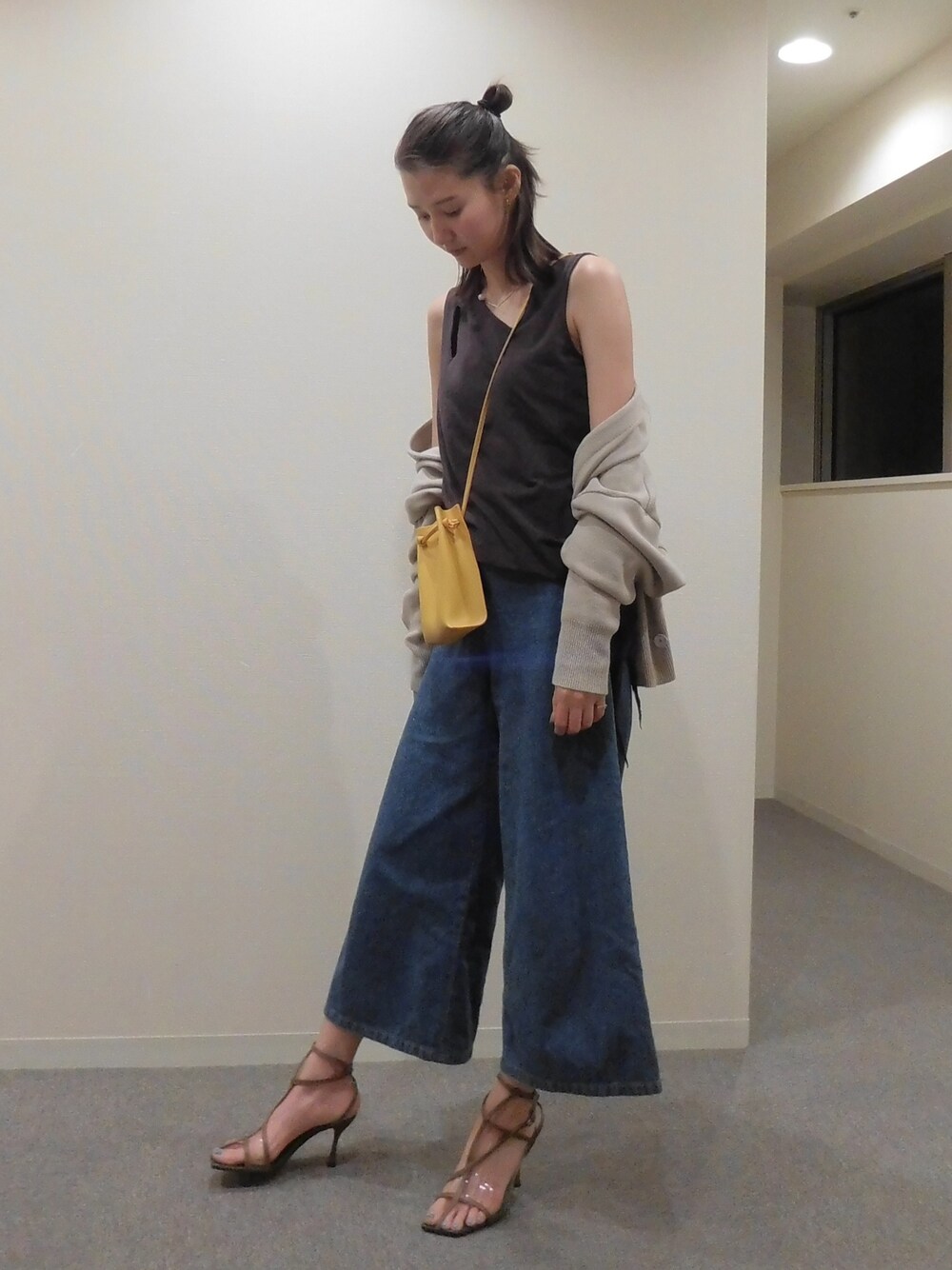 「大人カジュアル、サンダル、ノースリーブ、着回しコーデ、デニムパンツ、デニム、パンツスタイル、ミニバッグ」｜「AmeriのWRAPPED ONE SHOULDER TANK（Tシャツ/カットソー、ブラック系）」を使った、美優さん（レディース・168cm）の春コーディネートの1枚目の写真
