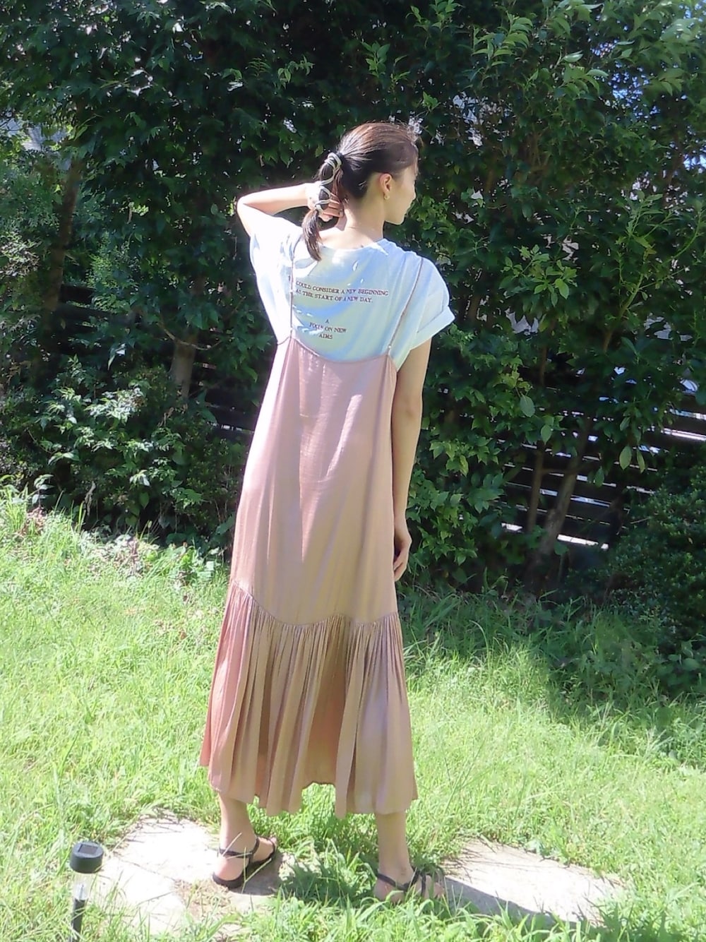 「ワンピース、白Tシャツ、重ね着、着回しコーデ、ロングスカート、サンダル、大人カジュアル、キャミワンピ、ロングワンピース」｜「LOWRYS FARMのグルグルワイヤー　864321（その他ヘアアクセサリー、その他）」を使った、美優さん（レディース・168cm）の夏コーディネートの1枚目の写真