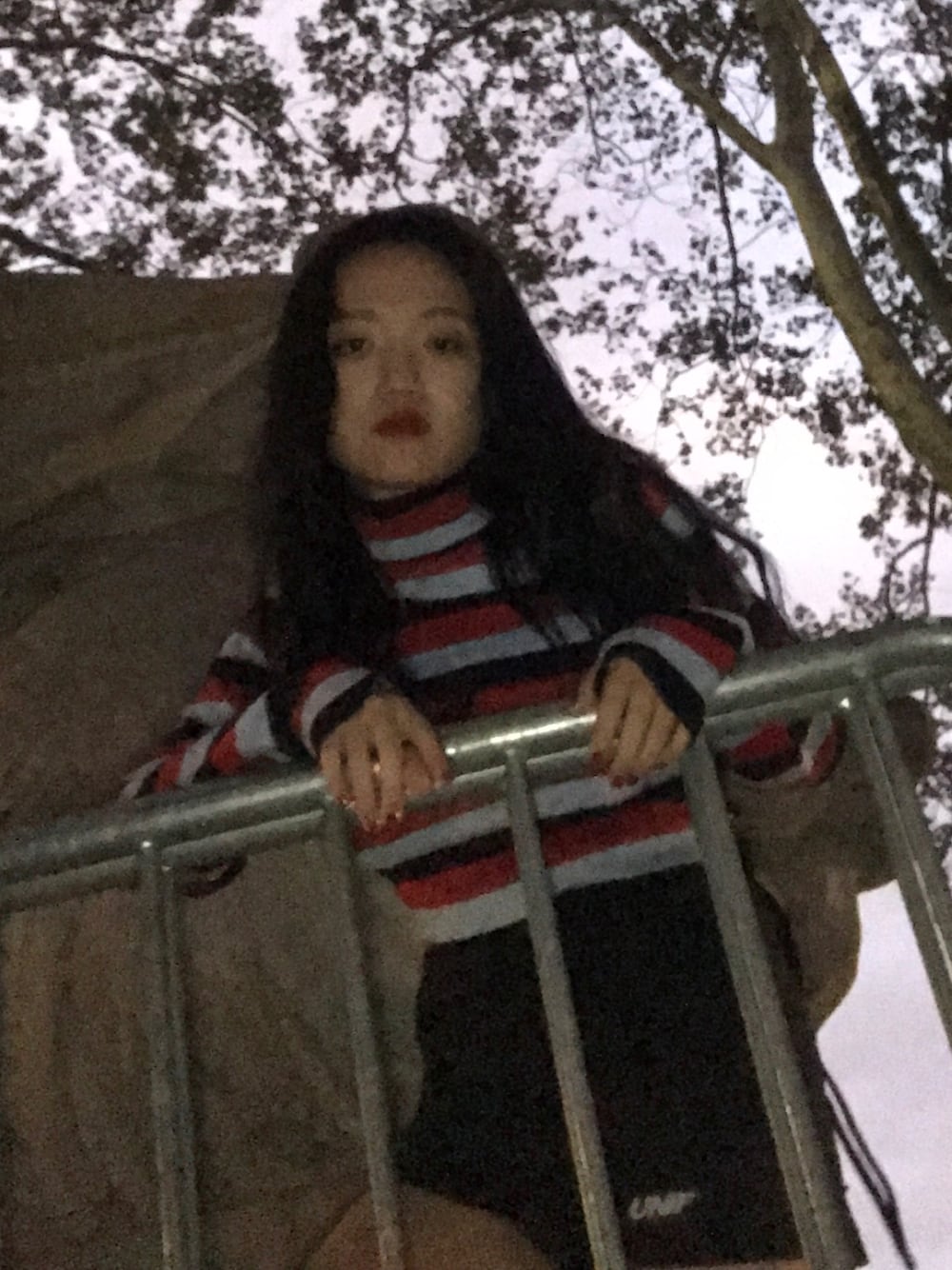 「UNIF、urban outfitters、lady、girl、outfit、colorful」｜「UNIFのアイテム（スカート、ブラック系）」を使った、Janet Wongさん（レディース・160cm）の秋コーディネートの1枚目の写真