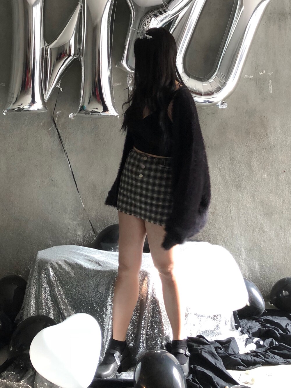 「黒、古着MIX、低身長、girl、black」｜「UNIFのアイテム（スカート、ベージュ系）」を使った、Janet Wongさん（レディース・160cm）の秋コーディネートの1枚目の写真