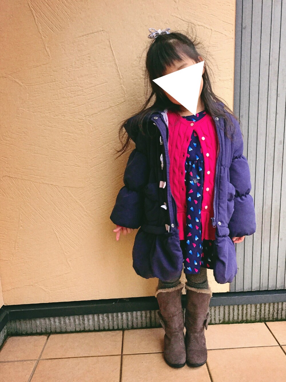 「ワンピース、娘コーデ、冬コーデ、ハート、ピンクニット、ネイビー、Aラインコート、ダウンジャケット、おんなのこ」｜「anyFamのアイテム（ダウンジャケット/コート、ブルー系）」を使った、みくさん（キッズ・100cm）の冬コーディネートの1枚目の写真