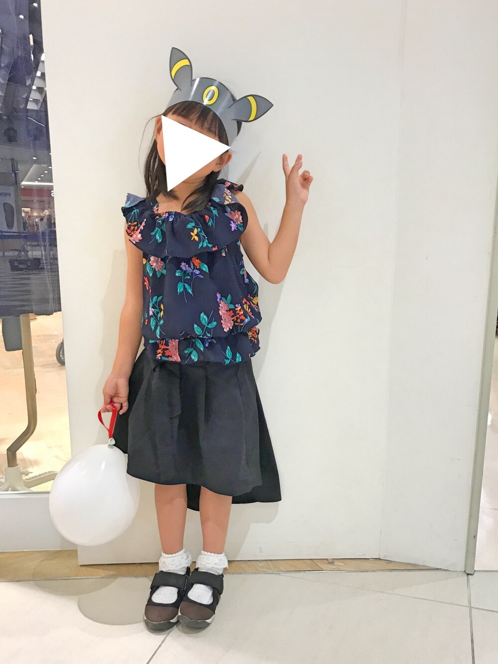 「娘コーデ、ロングスカート、夏、夏コーデ、韓国子供服、花柄、アシンメトリー、甘辛mix、ボタニカル柄、フレアスカート」｜「Birthdayのアイテム（Tシャツ/カットソー、ブルー系）」を使った、みくさん（キッズ・110cm）の夏コーディネートの1枚目の写真