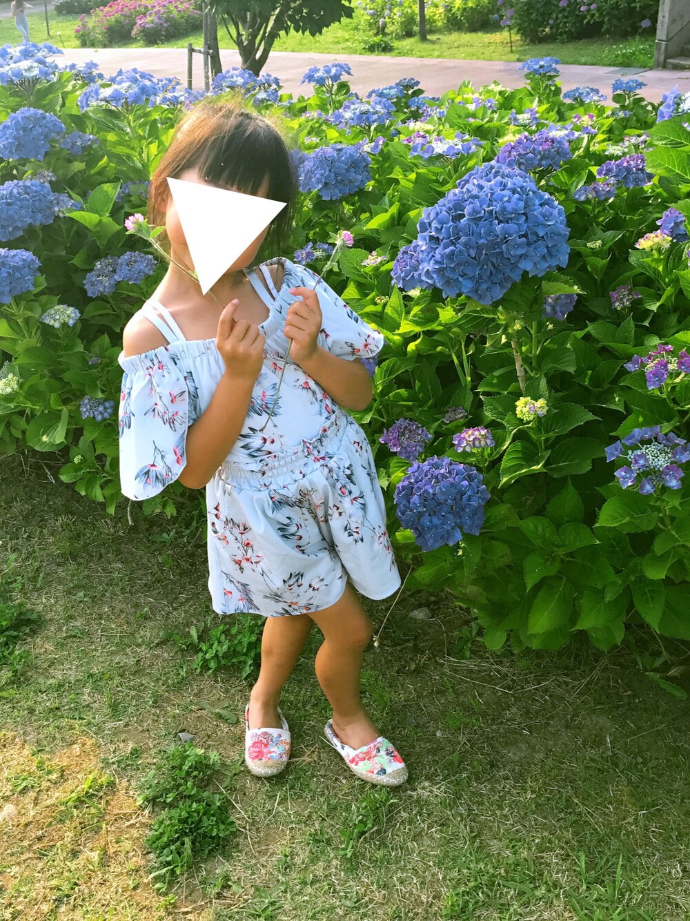「夏コーデ、セットアップ、娘コーデ、花柄、オフショル、カジュアル、プチプラ、韓国子供服、しまむら、きれいめカジュアル」｜「Birthdayのアイテム（Tシャツ/カットソー、ブルー系）」を使った、みくさん（キッズ・110cm）の夏コーディネートの1枚目の写真