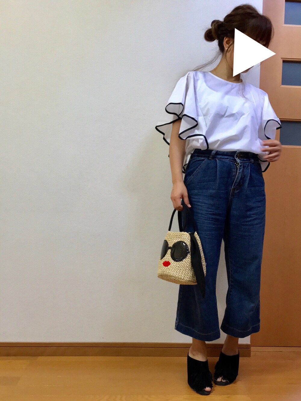 「夏コーデ、大人カジュアル、プチプラコーデ、モノトーン、韓国ファッション、フリルトップス、デニムパンツ、低身長、チビーズ✳︎、ママコーデ」｜「a-jolieのa-jolie　サングラスLadyフェイクムートンカゴBAG（かごバッグ、ベージュ系）」を使った、みくさん（レディース・148cm）の夏コーディネートの1枚目の写真