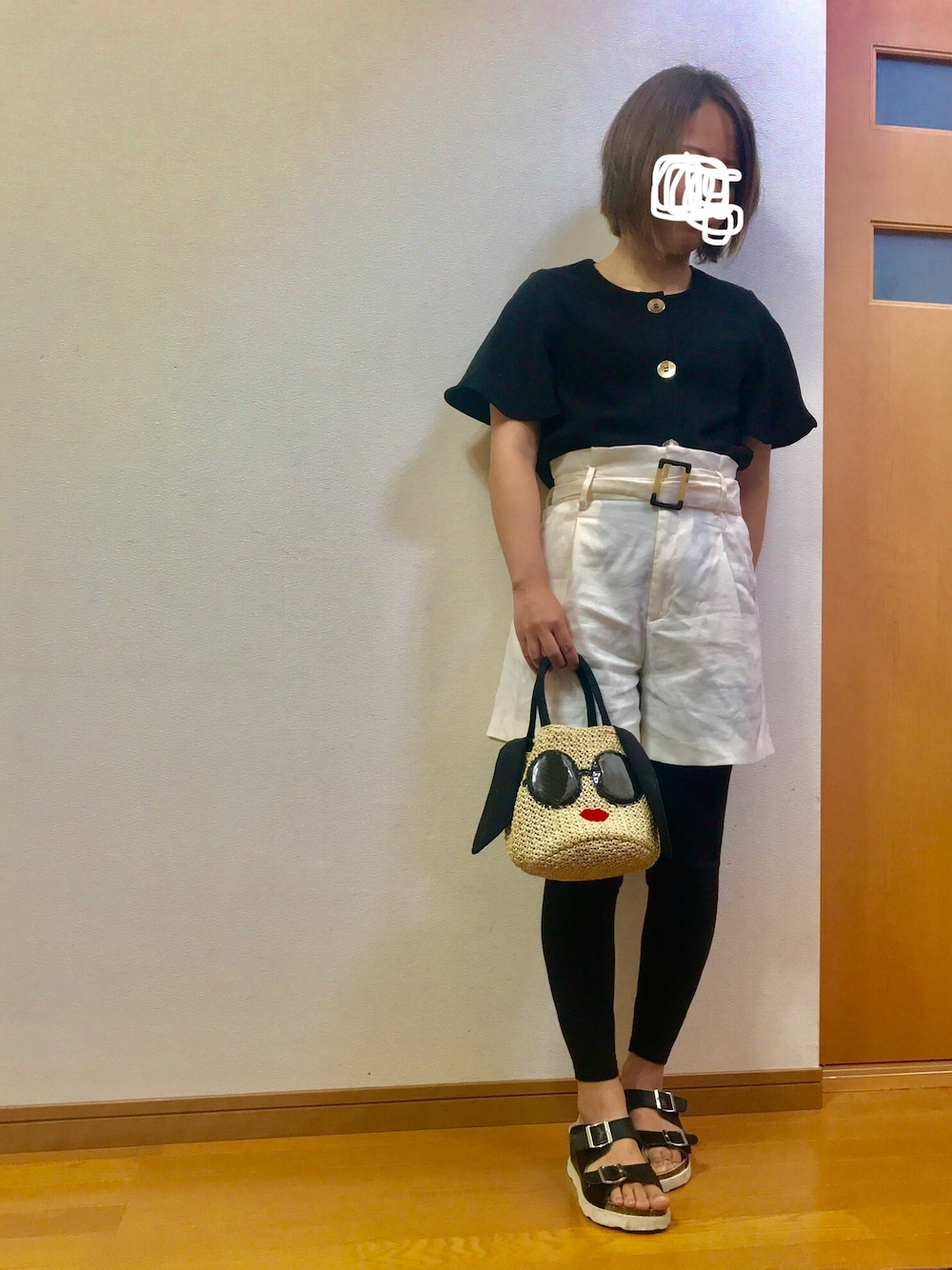 「チビーズ✳︎、モノトーン、ママコーデ、夏、きれいめカジュアル、プチプラコーデ、シンプル、ブラウス、ショートパンツ、夏コーデ」｜「H&M DIVIDEDのアイテム（パンツ、ホワイト系）」を使った、みくさん（レディース・148cm）の春コーディネートの1枚目の写真