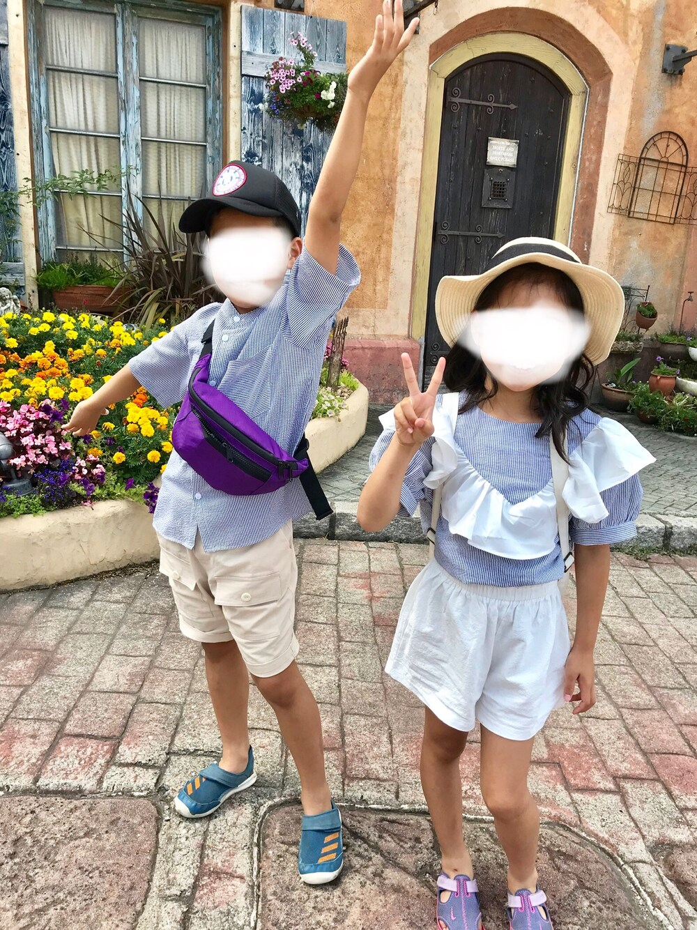 「カジュアルコーデ、兄妹コーデ、リンクコーデ、おそろいコーデ、夏コーデ、ストライプ、シャツスタイル、むすこーで、むすめ服、旅行」｜「韓国子供服のアイテム（シャツ/ブラウス、グレー系）」を使った、みくさん（キッズ・130cm）の夏コーディネートの1枚目の写真