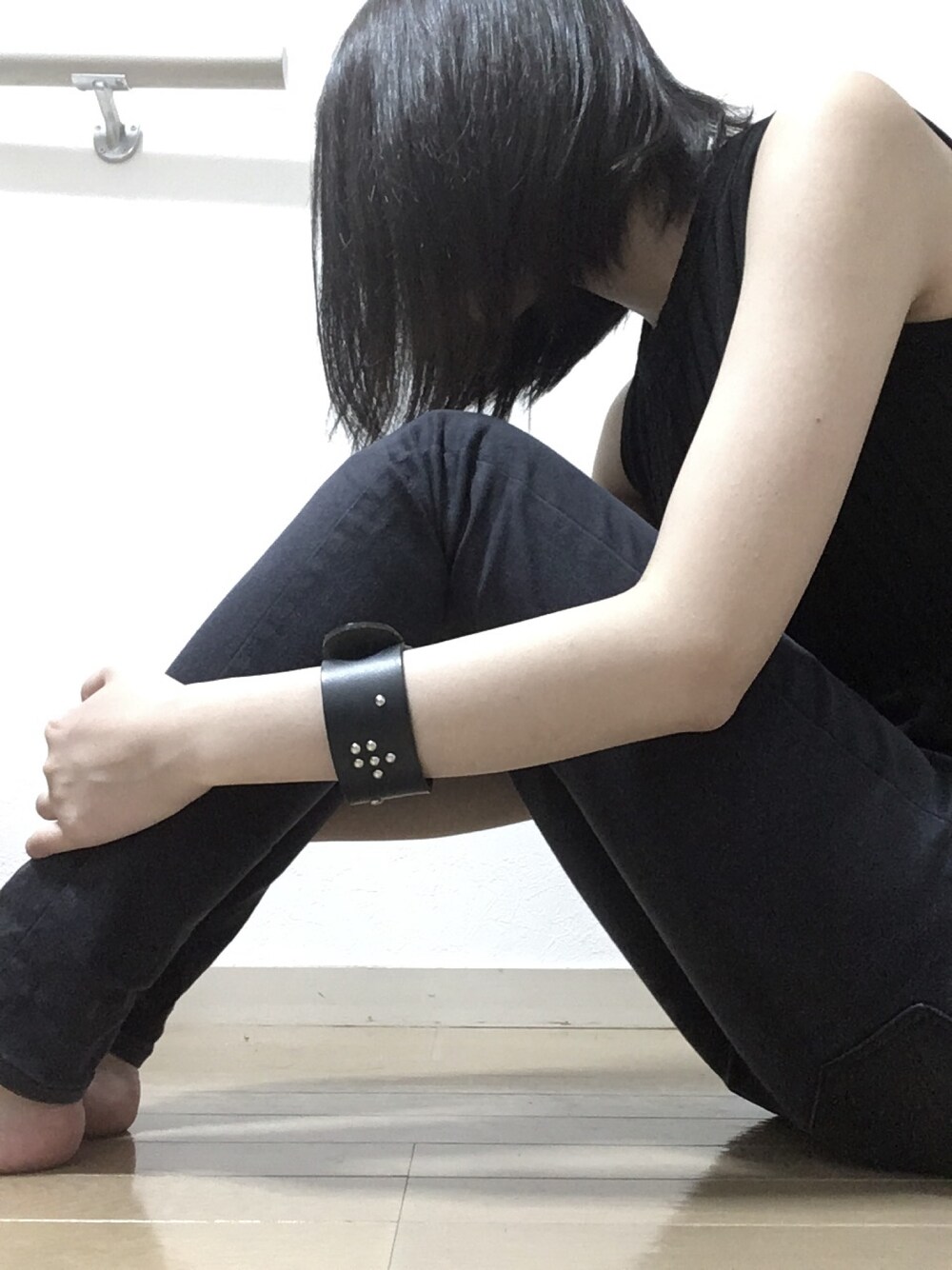 「シンプル、ブラック、オールブラック、バングル」｜「SHILSHIOのアイテム（バングル/リストバンド、ブルー系）」を使った、事務のおねいさんさん（レディース・155cm）の夏コーディネートの1枚目の写真