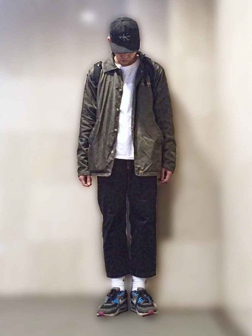 「ストリート、コーチジャケット、黒スキニー、クロップドパンツ、NIKE AIR MAX、ローキャップ、無地T、古着、ラフ、Vライン」｜「VICTIMのアイテム（ナイロンジャケット、グリーン系）」を使った、mefoxさん（メンズ・178cm）の春コーディネートの1枚目の写真