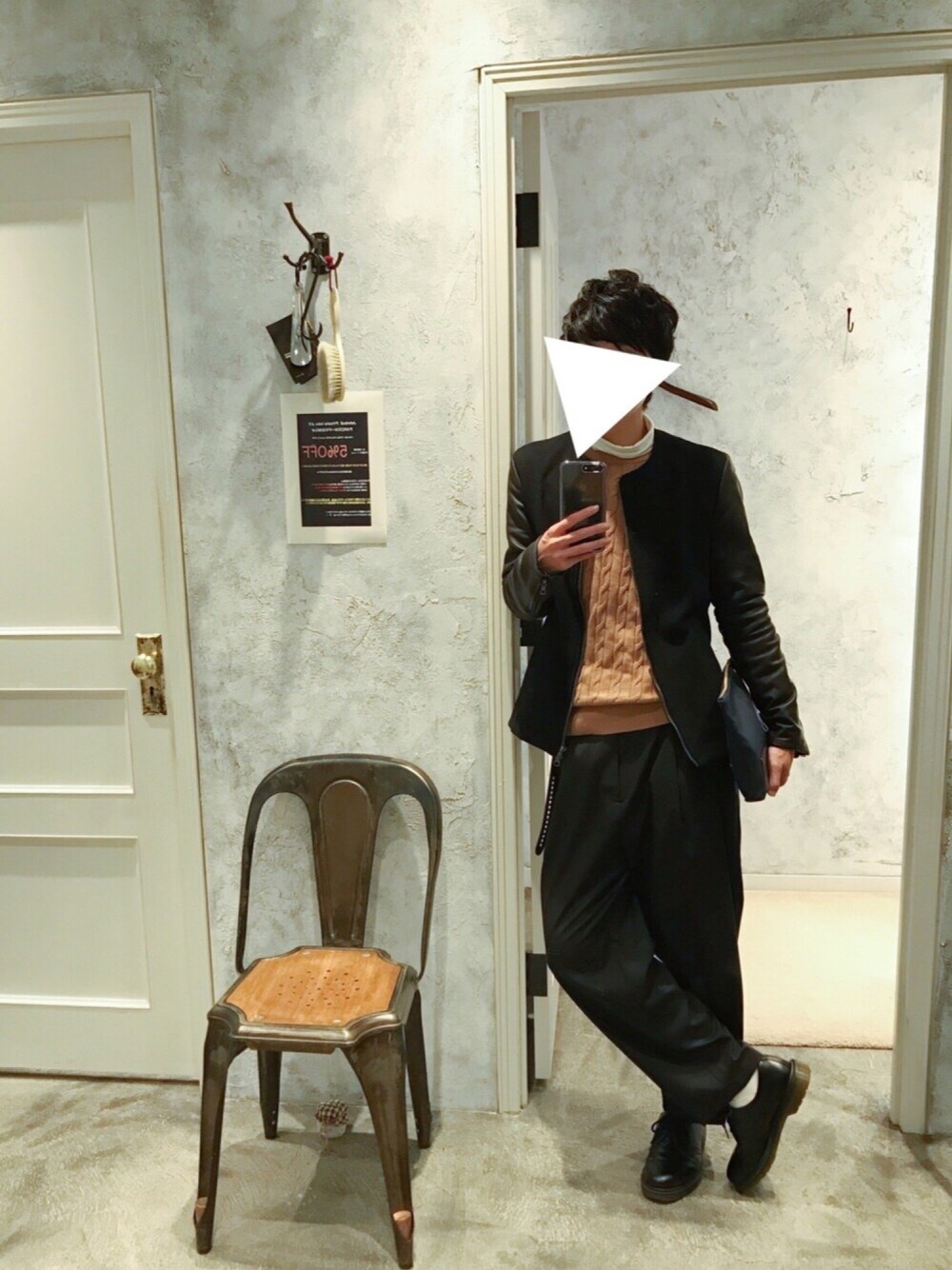 ブラック系のスタジャン、ブラウン系のニット/セーター、ホワイト系のTシャツ/カットソーを着用したメンズの冬コーディネートの1枚目の写真