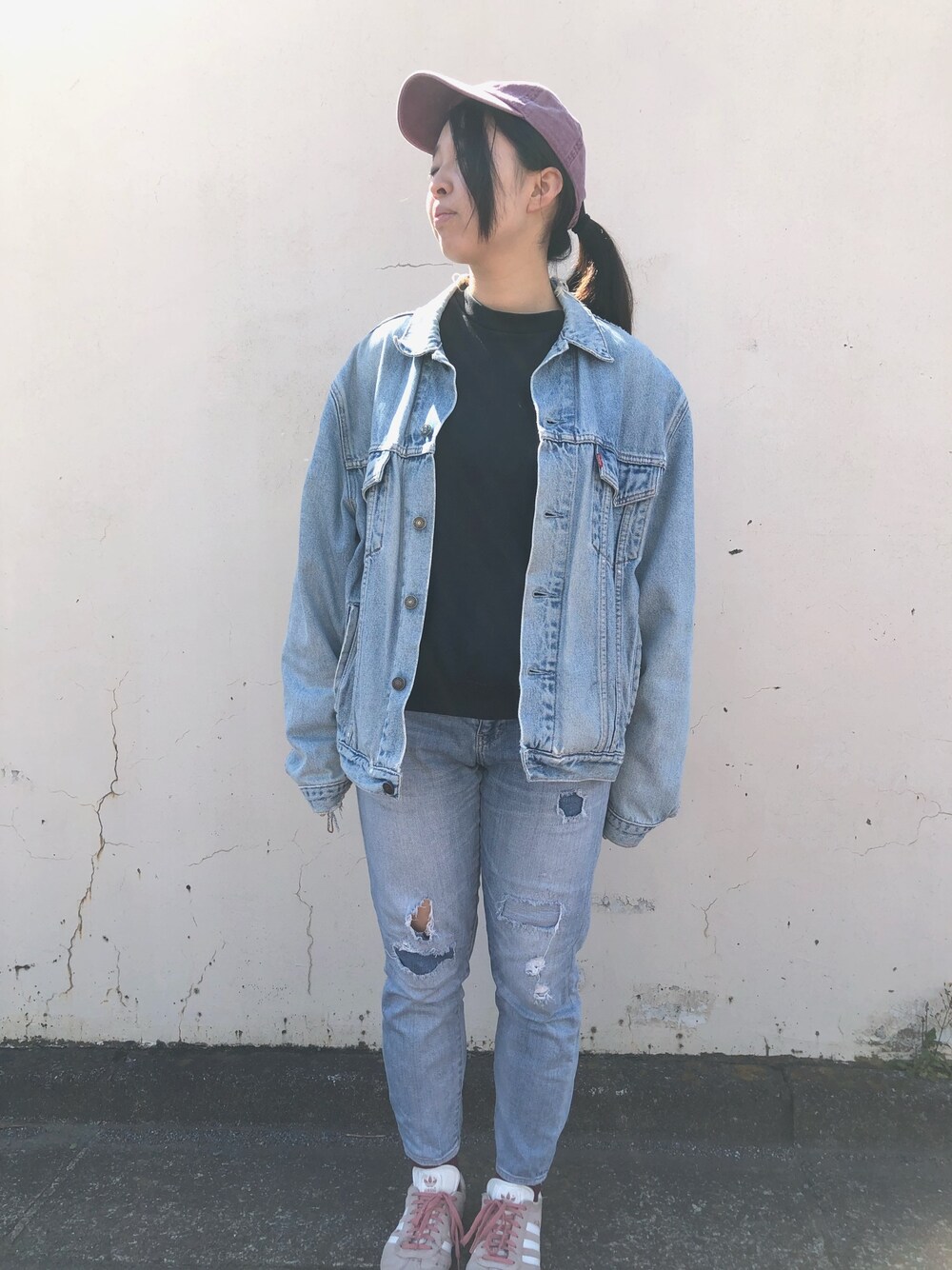 「今日のコーデ」｜「Levi'sのアイテム（デニムジャケット、ブルー系）」を使った、ミッチャー健人さん（レディース・161cm）の春コーディネートの1枚目の写真