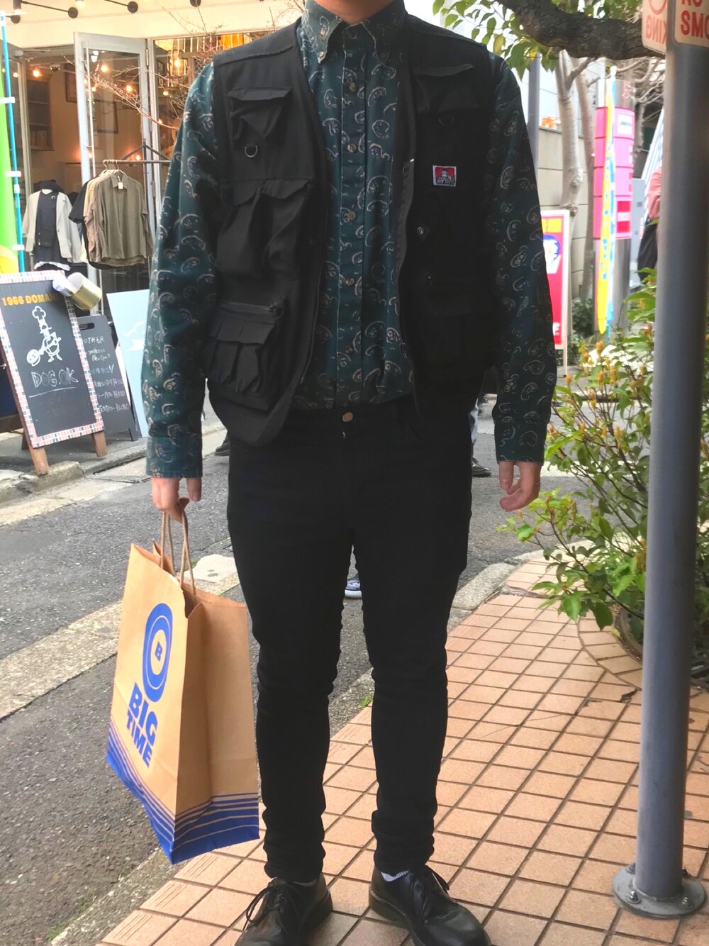 「BEN DAVISのアイテム（その他アウター、ブラック系）」を使った、ミッチャー健人さん（メンズ・170cm）の春コーディネートの1枚目の写真