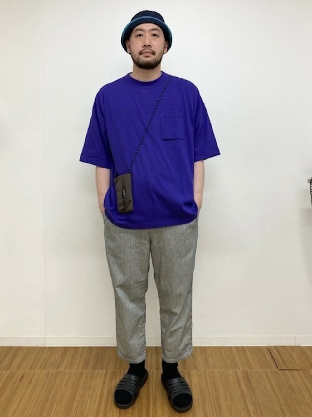 「大人カジュアル、シップス、休日スタイル、バルーンパンツ、夏コーデ、爽やかコーデ」｜「SHIPS anyのSHIPS any×OKABASHI: 別注 EUROSPORT サンダル（サンダル、ブラック系）」を使った、目黒さん（メンズ・179cm）の春コーディネートの1枚目の写真