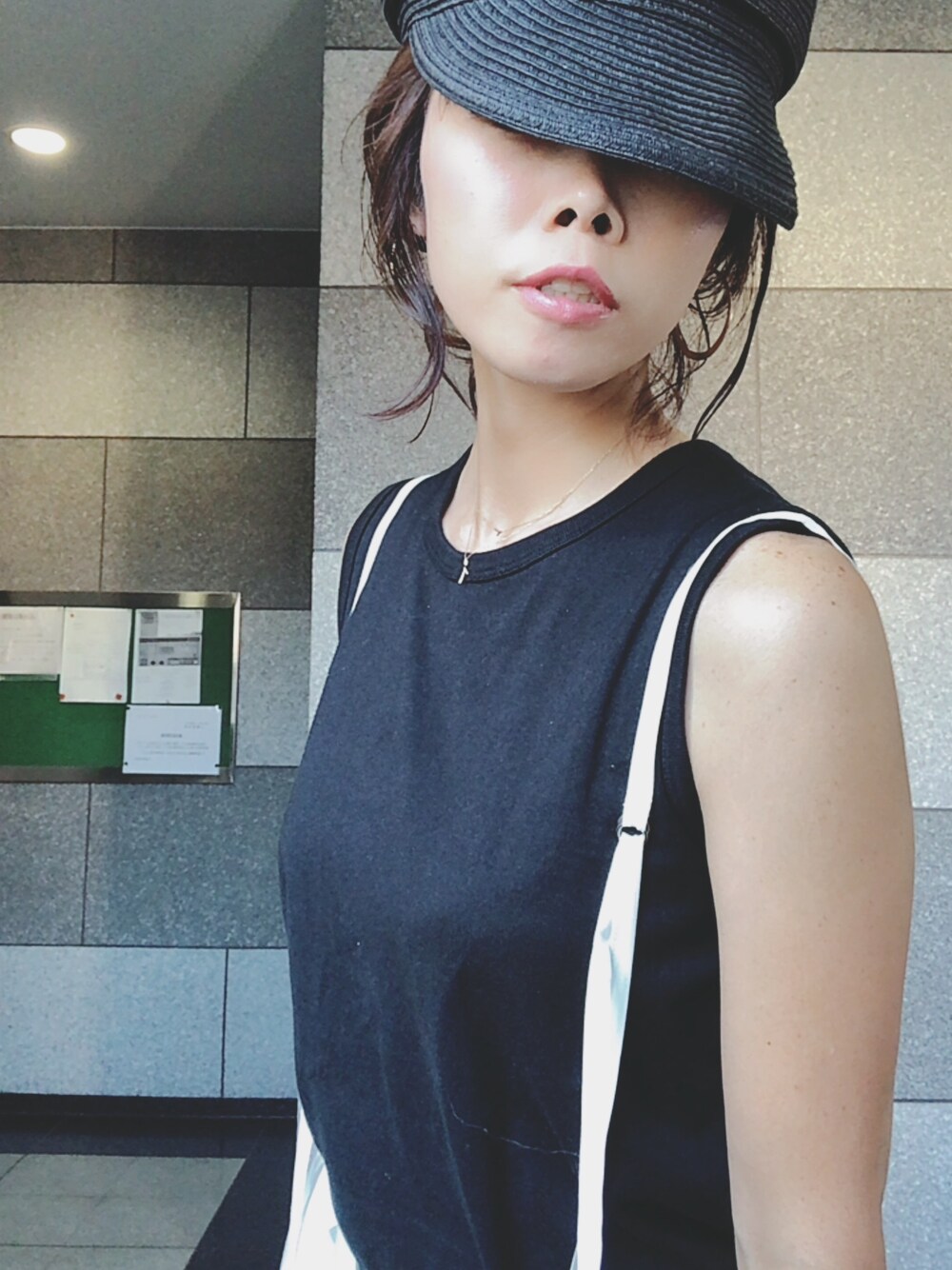 「休日コーデ、楽チンコーデ、おしゃれさんと繋がりたい、カジュアル、プチプラ、オトナカジュアル、ママコーデ、ブラック、ラフ、夏コーデ」｜「HANESのHanes/へインズ　SLEEVELESS CREW NECK/スリーブレスクルーネック タンクトップ（タンクトップ、ブラック系）」を使った、cbさん（レディース・160cm）の夏コーディネートの1枚目の写真