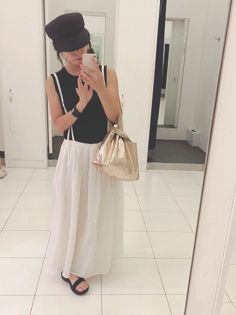 「楽チンコーデ、サンダル、おしゃれさんと繋がりたい、カジュアル、ラフ、オトナカジュアル、ホワイト、ブラック、スカート、休日コーデ」｜「UNITED ARROWSのアイテム（ハンドバッグ、ゴールド系）」を使った、cbさん（レディース・160cm）の夏コーディネートの1枚目の写真