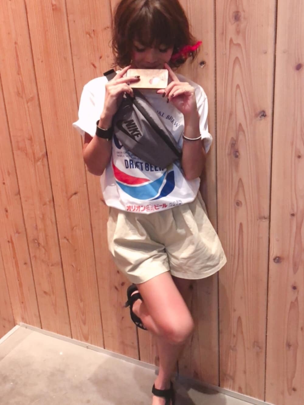 「ootd、パンツスタイル、Tシャツ、大人カジュアル、カジュアルコーデ、ショートパンツ、オリオンビールTシャツ、沖縄、旅行、スポーツミックス」｜「NIKEの【NIKE/ナイキ】NIKE HERITAGE HIP PACK BA5750-036（ショルダーバッグ、グレー系）」を使った、cbさん（レディース・160cm）の秋コーディネートの1枚目の写真