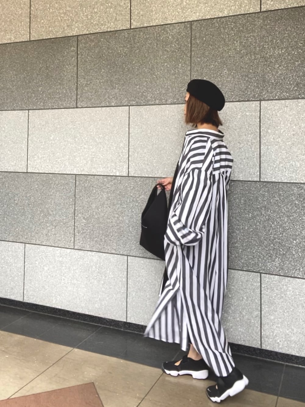 「秋のマイ旬スタイル、オトナ女子、シンプルコーデ、ストライプ、モノトーン、プチプラ、シャツワンピ、おしゃれさんと繋がりたい、ストライプシャツ、今日のコーデ」｜「MM6 Maison MargielaのMM6 Maison Margiela メッシュトートバッグ（トートバッグ、ブラック系）」を使った、cbさん（レディース・159cm）の秋コーディネートの1枚目の写真