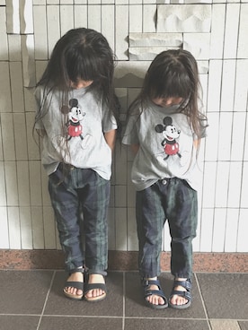 「UNIQLO（ユニクロ）のBOYS ディズニーコレクショングラフィックT（半袖）（Tシャツ/カットソー、グレー系）」を使った、momomiyさん（キッズ・110cm）の夏コーディネート