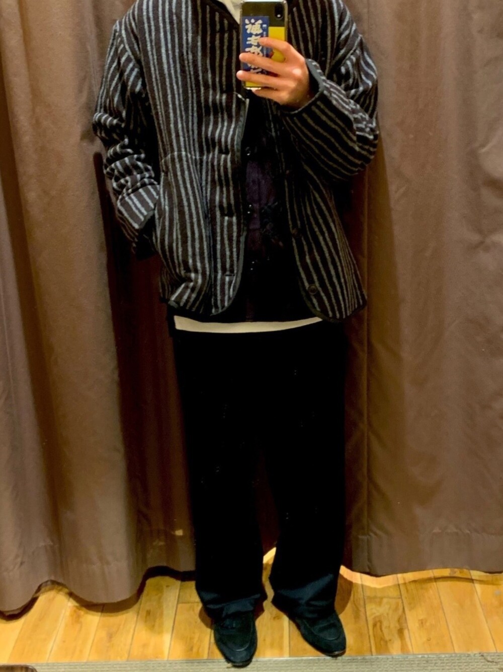 ブラック系のカーディガン/ボレロ、ブラック系のシャツ/ブラウス、ブラック系のスラックスを着用したメンズの秋コーディネートの1枚目の写真