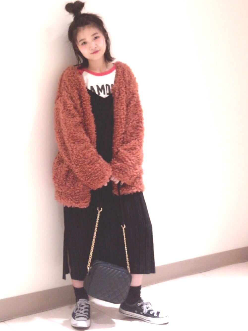 「冬、休日コーデ、スニーカー、寒い、モコモコアウター、おだんごヘアー、ビッグシルエット、ゆるコーデ、キャミワンピ、ループ編み」｜「archivesの切替キルティングミニショルダー（ショルダーバッグ、ブラック系）」を使った、archivesさん（レディース・150cm）の冬コーディネートの1枚目の写真