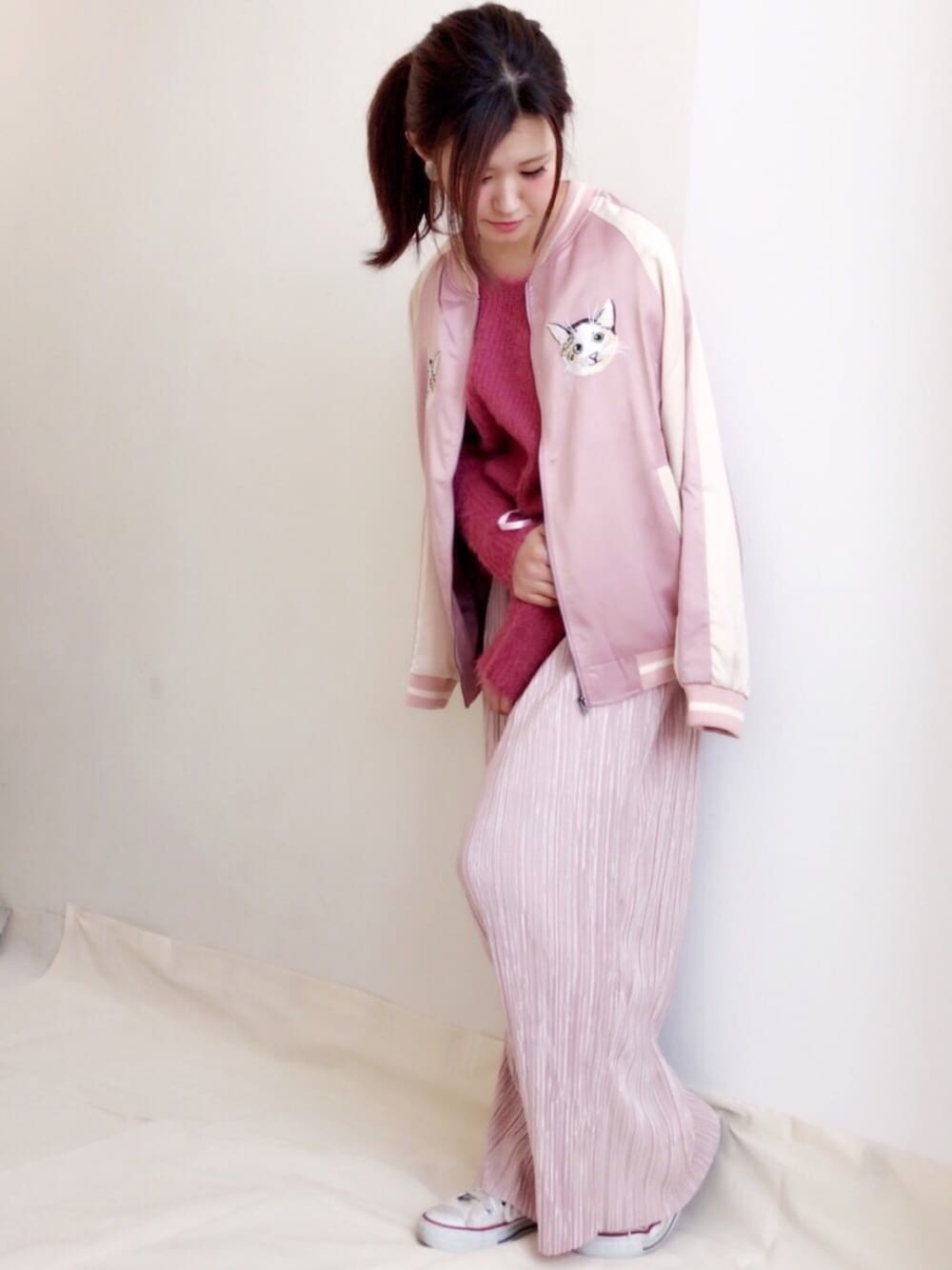 「カジュアル、パンツスタイル、オトナ女子、outfit、ラフ、ワイドパンツ、ピンク、ワントーンコーデ、スカジャン、ネコ」｜「archivesのプリーツクロスイージーパンツ（その他パンツ、ピンク系）」を使った、archivesさん（レディース・154cm）の冬コーディネートの1枚目の写真