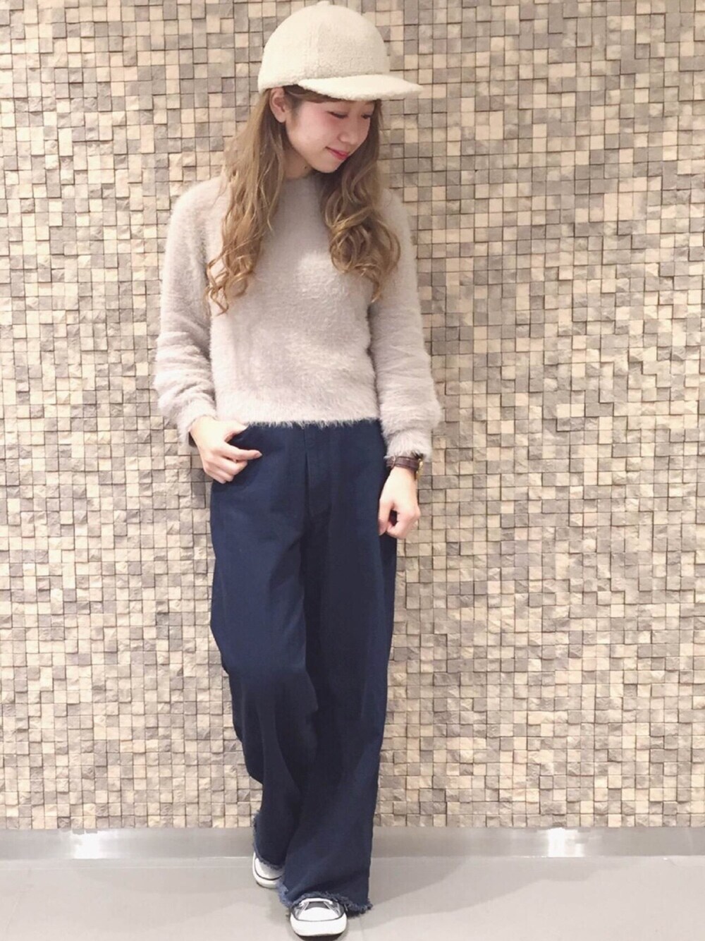 「シンプルコーデ、休日スタイル、カジュアル、オトナ女子、もこもこ、パンツスタイル、ふわふわ、シャギーニット、ワイドパンツ、カジュアルガーリー」｜「archivesのシャギーボートネックプルオーバー（ニット/セーター、グレー系）」を使った、archivesさん（レディース・153cm）の冬コーディネートの1枚目の写真