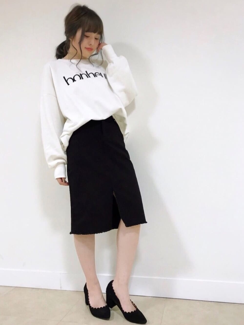 「大人カジュアル、fashion、オトナ女子、タイトスカート、ロゴスウェット、スカート、ブラック、ホワイト、archives、アルシーヴ(archives)」｜「archivesのシシュウＢＩＧプルオーバー（Tシャツ/カットソー、ホワイト系）」を使った、archivesさん（レディース・155cm）の冬コーディネートの1枚目の写真