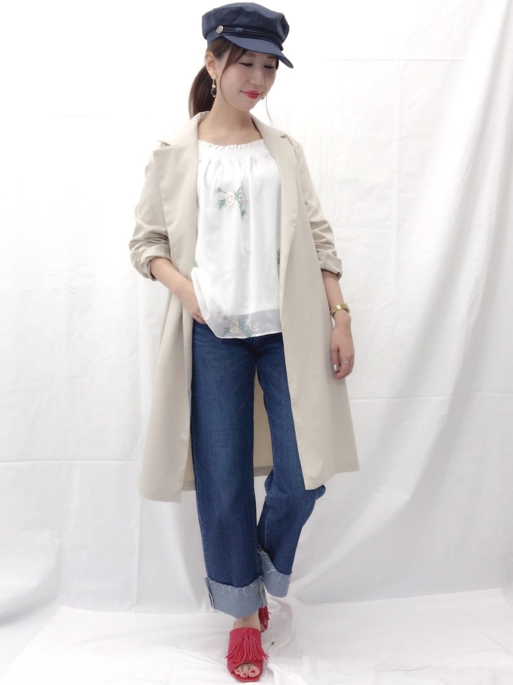 「カジュアル、オトナ女子、デニム、ootd、シンプルコーデ、トレンチコート、ガウンコート、マリンキャップ、トリコロール、デニムパンツ」｜「archivesの【WEB限定先行予約】マリンキャスケット（キャスケット、ブルー系）」を使った、archivesさん（レディース・161cm）の冬コーディネートの1枚目の写真