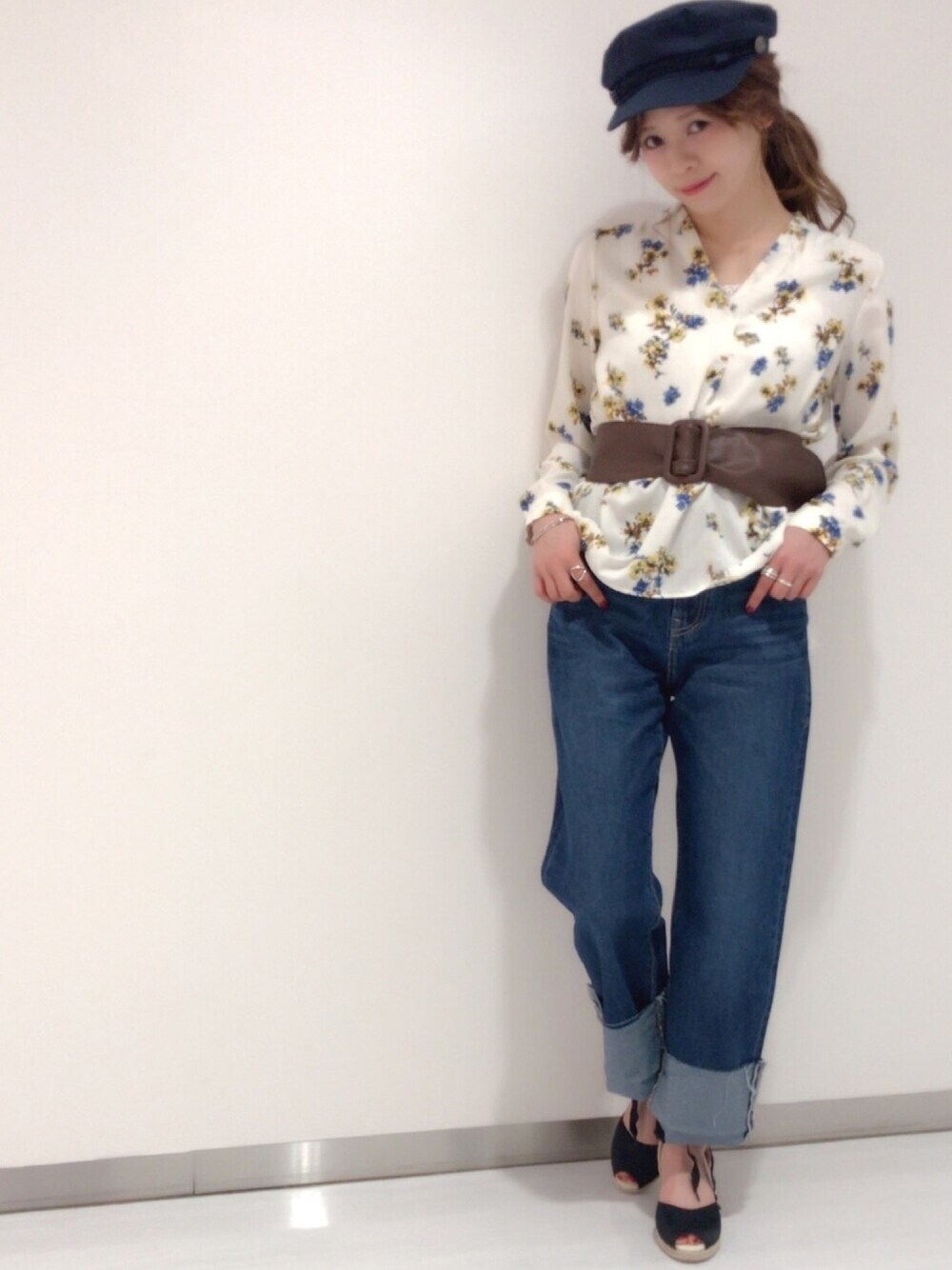 「シンプルコーデ、春コーデ、ガーリー、オトナ女子、デニム、マリンキャップ、ブラウス、ベルト、花柄」｜「archivesの【WEB限定先行予約】マリンキャスケット（キャスケット、ブルー系）」を使った、archivesさん（レディース・162cm）の冬コーディネートの1枚目の写真