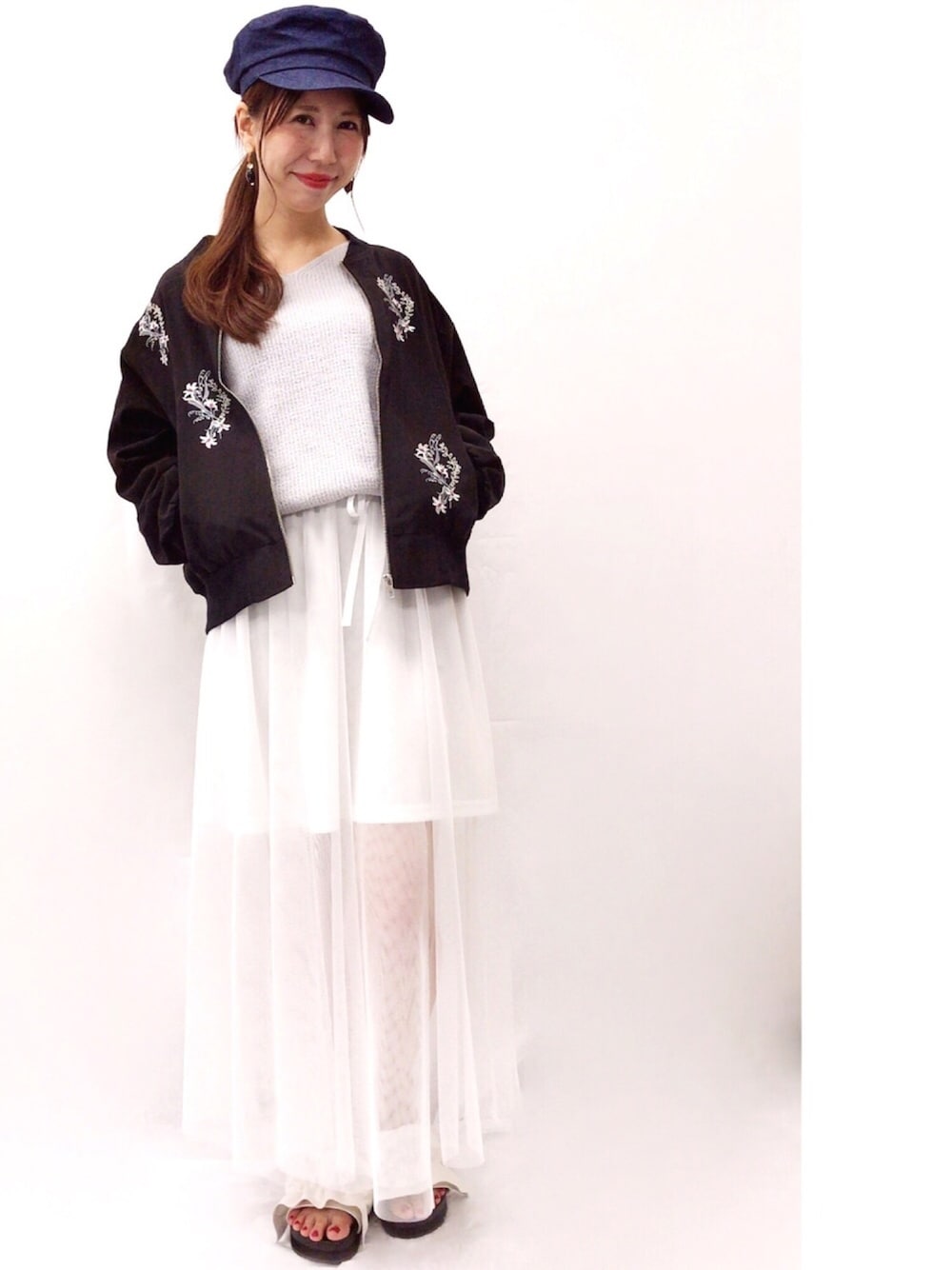 「シンプル、白、casual、ニット、春コーデ、レース、Vネック、denim、刺繍、オーバーサイズ」｜「archivesの【WEB限定先行予約】マリンキャスケット（キャスケット、ブルー系）」を使った、archivesさん（レディース・161cm）の冬コーディネートの1枚目の写真