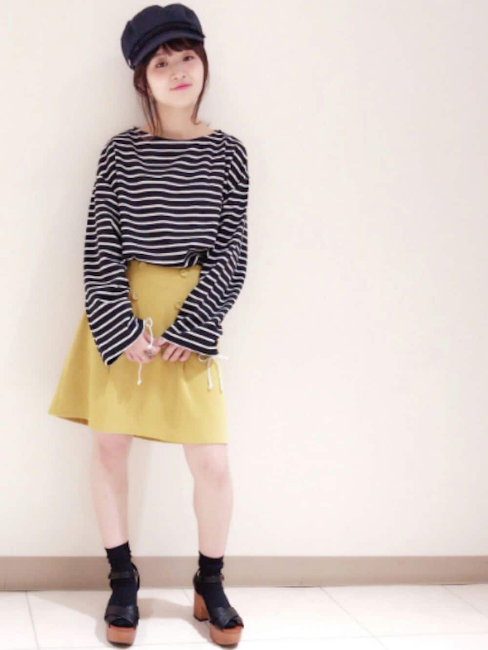 「春コーデ、オトナカジュアル、ボーダー、休日スタイル、ootd、キャスケット、サンダル、シンプル、アルシーヴ(archives)、archives」｜「archivesの【Web限定】シャーリングスリーブトップス（Tシャツ/カットソー、ブラック系）」を使った、archivesさん（レディース・151cm）の冬コーディネートの1枚目の写真