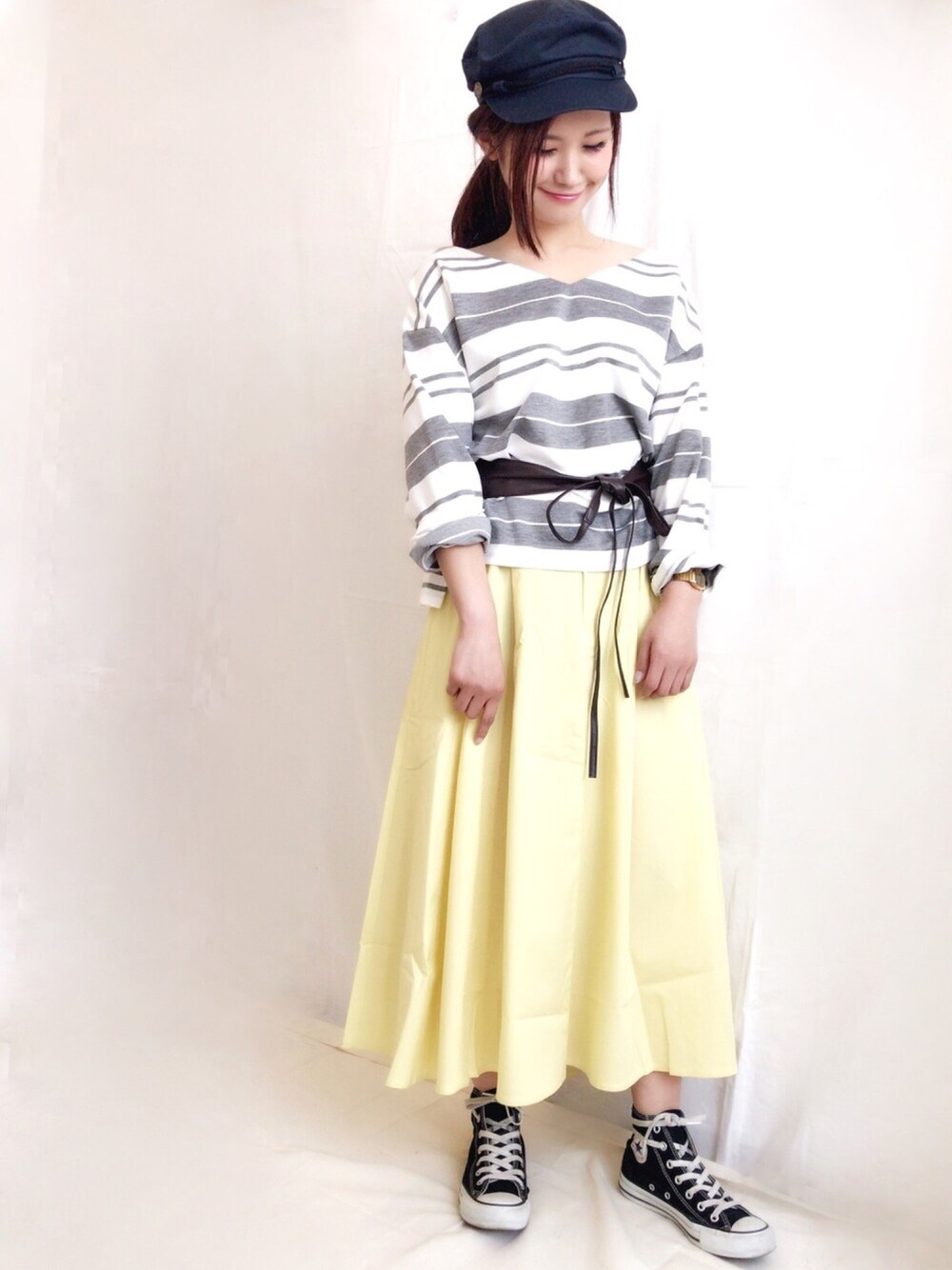 「休日スタイル、casual、大人カジュアル、ootd、シンプルコーデ、スニーカー、ボーダートップス、streetstyle、ネイビー、スカート」｜「archivesの【WEB限定先行予約】マリンキャスケット（キャスケット、ブルー系）」を使った、archivesさん（レディース・154cm）の冬コーディネートの1枚目の写真