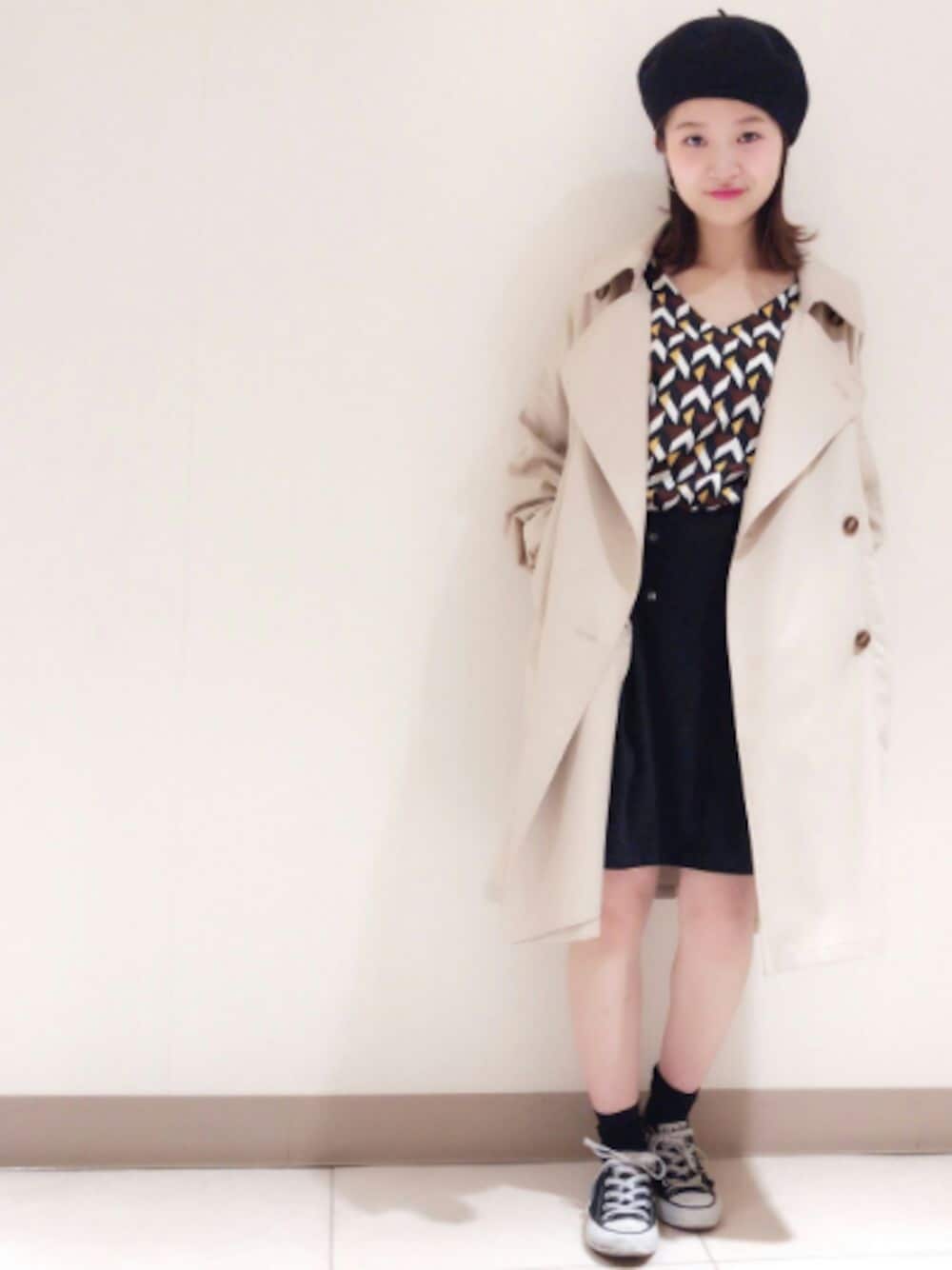 「春コーデ、カジュアルコーデ、ootd、コンバース、オトナカジュアル、トレンチコート、ベレー帽、タイトスカート、アルシーヴ(archives)、archives」｜「archivesのコットンサーモベレー帽（ハンチング/ベレー帽、ブラック系）」を使った、archivesさん（レディース・151cm）の冬コーディネートの1枚目の写真