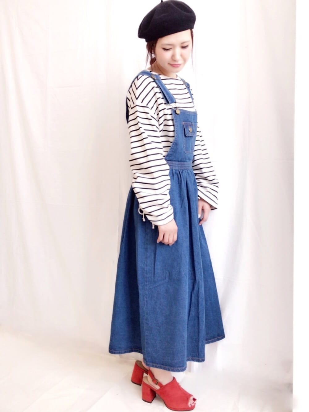 ホワイト系のTシャツ/カットソー、オレンジ系のサンダル、ブルー系のワンピースを着用したレディースの春コーディネートの1枚目の写真