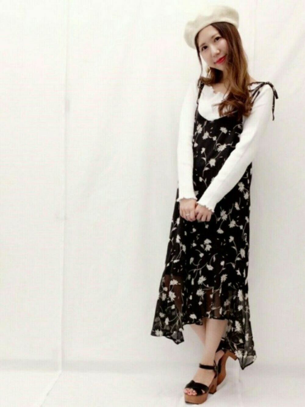 「休日スタイル、fashion、デート、花柄ワンピース、花柄、ブラック、ベレー帽、outfit、キャミワンピ、サンダル」｜「archivesのコットンサーモベレー帽（ハンチング/ベレー帽、ベージュ系）」を使った、archivesさん（レディース・161cm）の春コーディネートの1枚目の写真