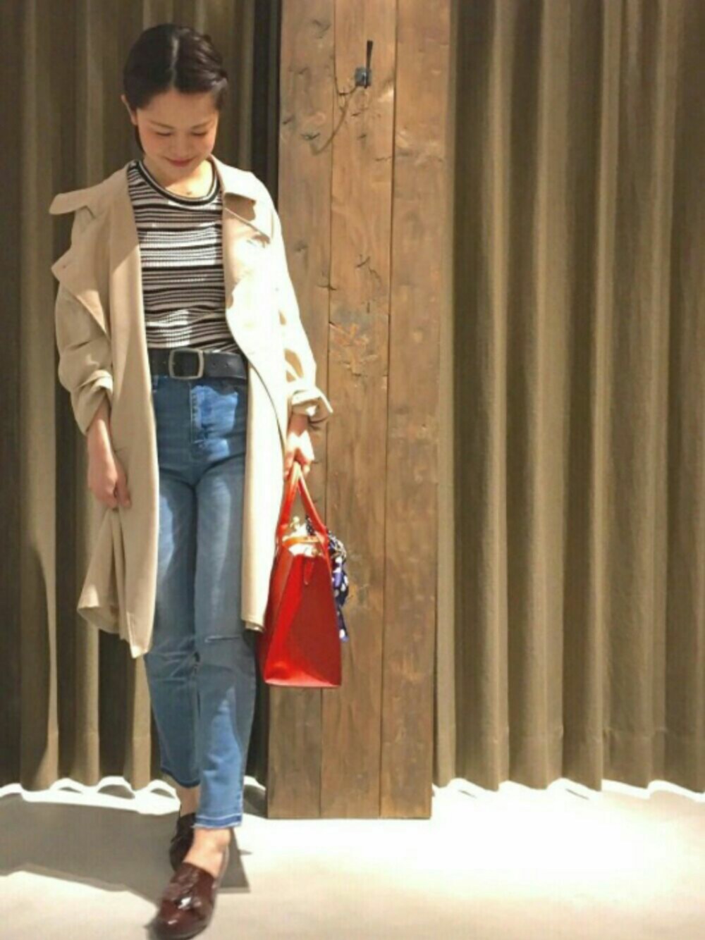 「はるコーデ、きれいめカジュアル、大人カジュアル、大人コーデ、デニム、デニムパンツ、ボーダー、ローファー、fashion、archives」｜「archivesのビッグトレンチコート（トレンチコート、ベージュ系）」を使った、archivesさん（レディース・159cm）の春コーディネートの1枚目の写真