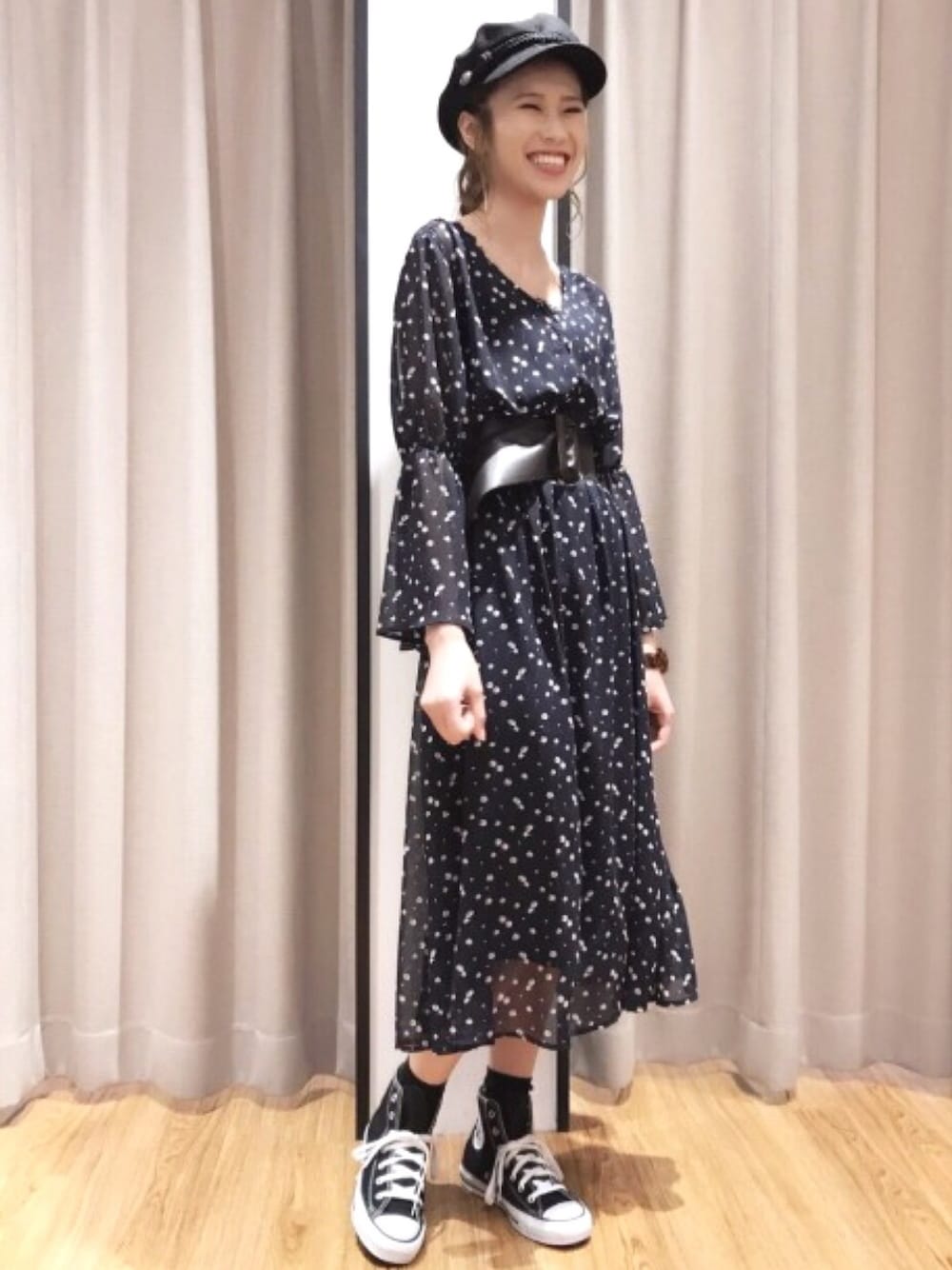 「シンプルコーデ、休日スタイル、春コーデ、コンバース、キャップ、マリンキャップ、ワンピース、花柄、アルシーヴ(archives)、archives」｜「archivesの【WEB限定先行予約】マリンキャスケット（キャスケット、ブラック系）」を使った、archivesさん（レディース・160cm）の春コーディネートの1枚目の写真