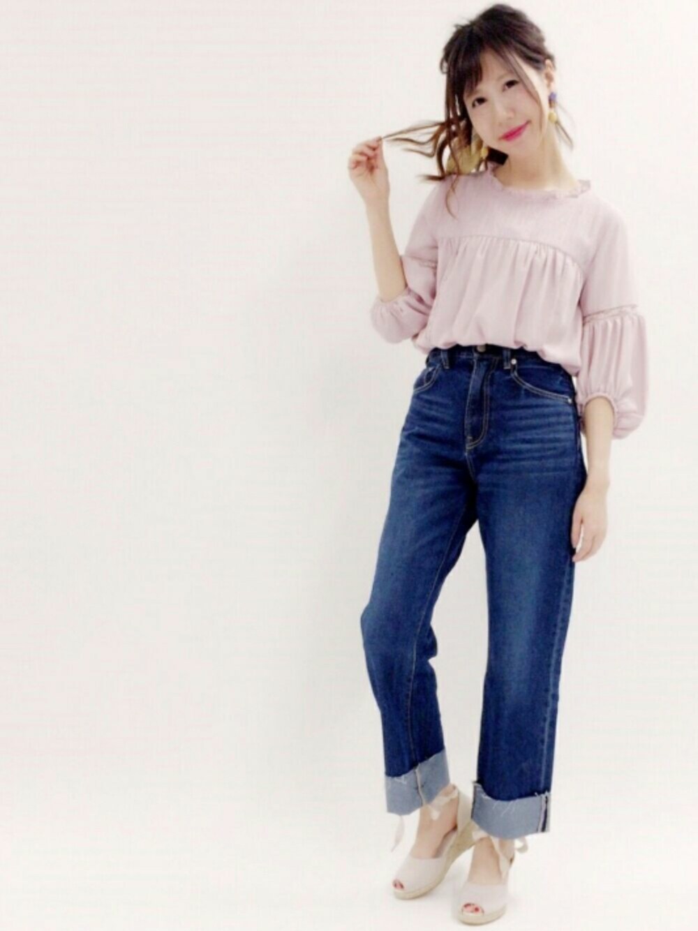 「シンプルコーデ、パンツスタイル、今日のコーデ、大人カジュアル、サンダル、デニム、ワイドパンツ、ブラウス、レトロ、vintage」｜「archivesのレース切り替えボリューム袖ブラウス（シャツ/ブラウス、パープル系）」を使った、archivesさん（レディース・161cm）の春コーディネートの1枚目の写真