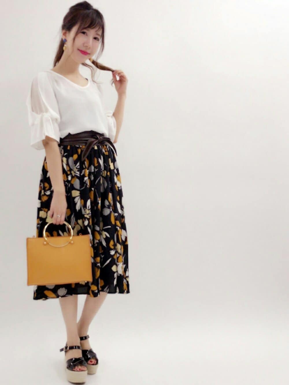 「春、オトナカジュアル、休日スタイル、オトナ女子、ブラック、ootd、サッシュベルト、サンダル、花柄、スカート」｜「archivesの袖シアーブラウス（シャツ/ブラウス、ホワイト系）」を使った、archivesさん（レディース・161cm）の春コーディネートの1枚目の写真