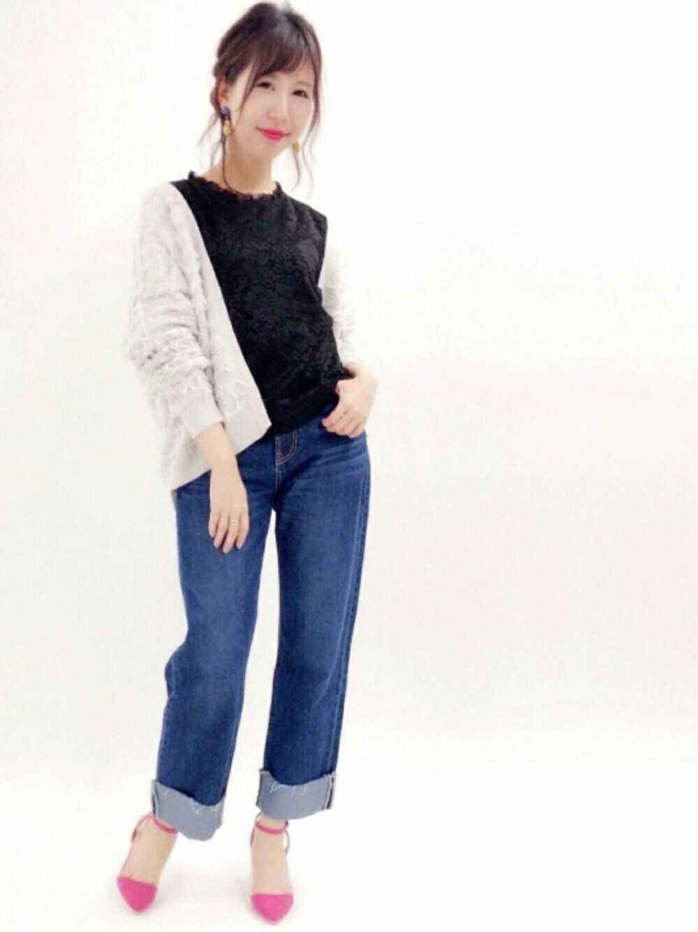 「春コーデ、シンプル、シンプルコーデ、デニムパンツ、デニム、パンプス、刺繍、レース、カーディガン、ピンク」｜「archivesの【LIBERTO】DENIM PANTS（デニムパンツ、ブルー系）」を使った、archivesさん（レディース・158cm）の春コーディネートの1枚目の写真