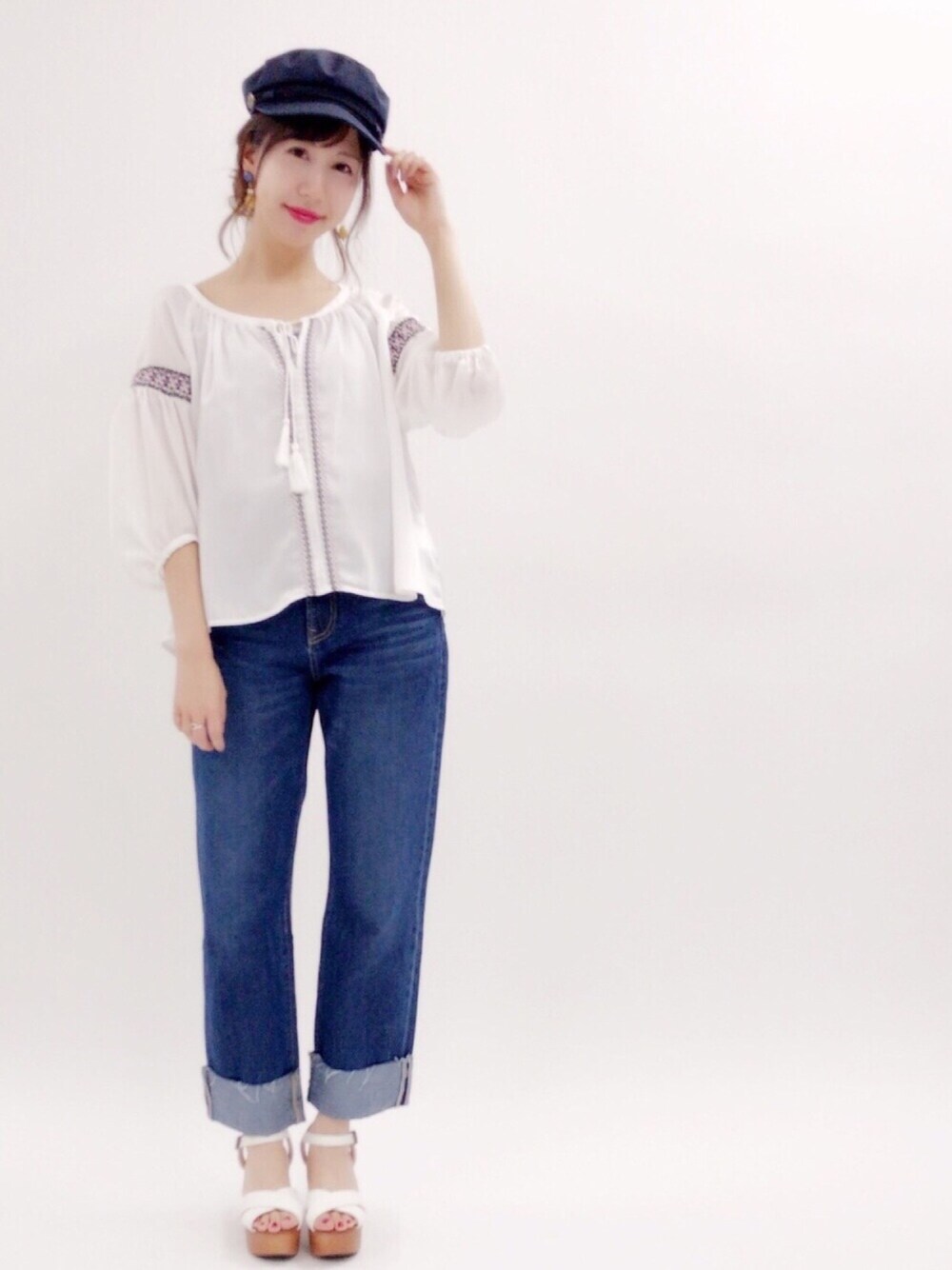「刺繍、ブラウス、denim、デニム、サンダル、シンプルコーデ、大人カジュアル、休日スタイル、ネイビー、archives」｜「archivesのクロスベルトサンダル（サンダル、ホワイト系）」を使った、archivesさん（レディース・158cm）の春コーディネートの1枚目の写真