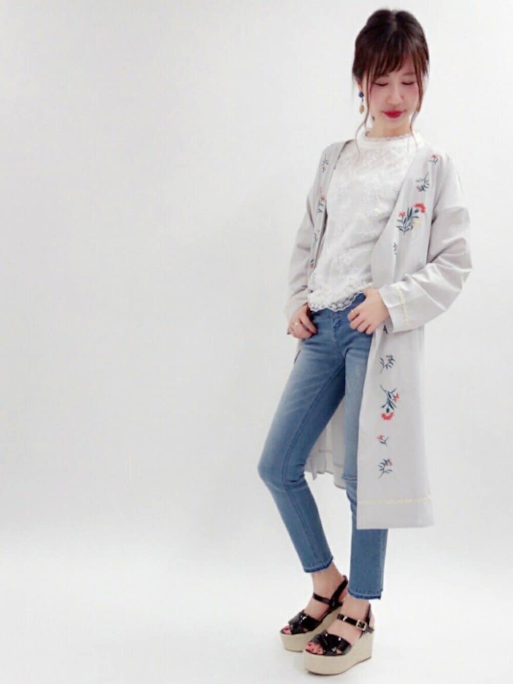 「春コーデ、オトナカジュアル、パンツスタイル、モノトーン、シンプルコーデ、ブラウス、刺繍、トレンチコート、ガウン、春」｜「🗝Instagram🗝のアイテム（その他、その他）」を使った、archivesさん（レディース・158cm）の春コーディネートの1枚目の写真