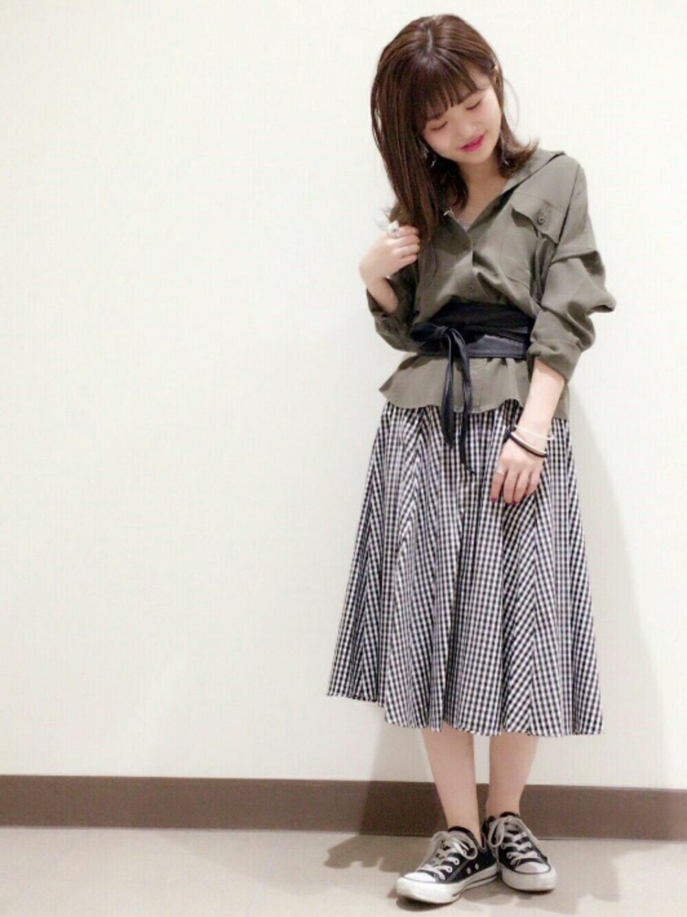 「ラクチンコーデ、ラフ、はるコーデ、オトナカジュアル、シャツ、black、sneakers、コンバース、サッシュベルト、カーキ」｜「🗝Instagram🗝のアイテム（その他、その他）」を使った、archivesさん（レディース・151cm）の春コーディネートの1枚目の写真