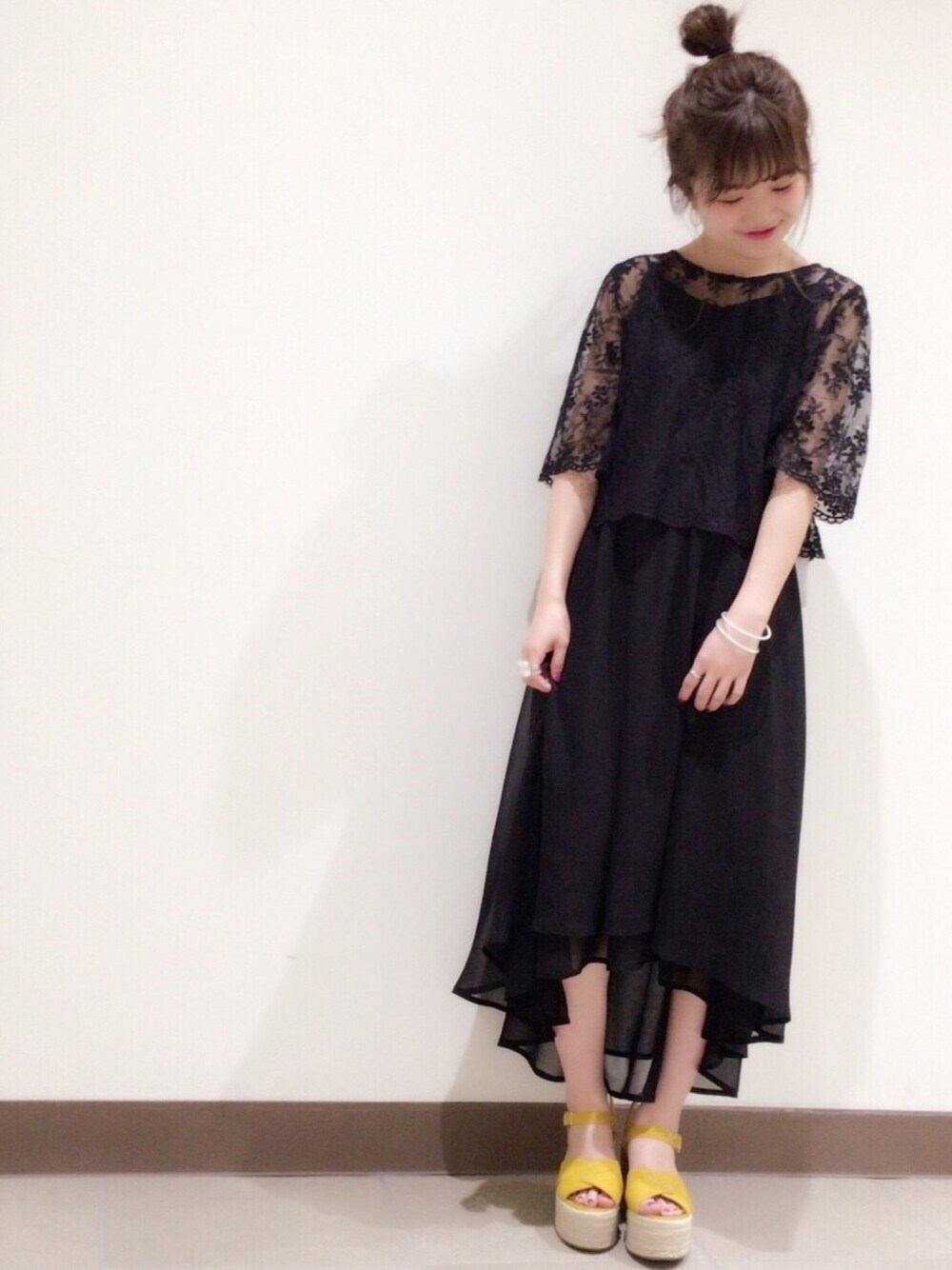 「大人カジュアル、ootd、夏コーデ、outfit、ブラック、サンダル、ワンピース、レース、ベルイエロー、ワントーンコーデ、美女と野獣キャンペーン」｜「🗝Instagram🗝のアイテム（その他、その他）」を使った、archivesさん（レディース・151cm）の春コーディネートの1枚目の写真